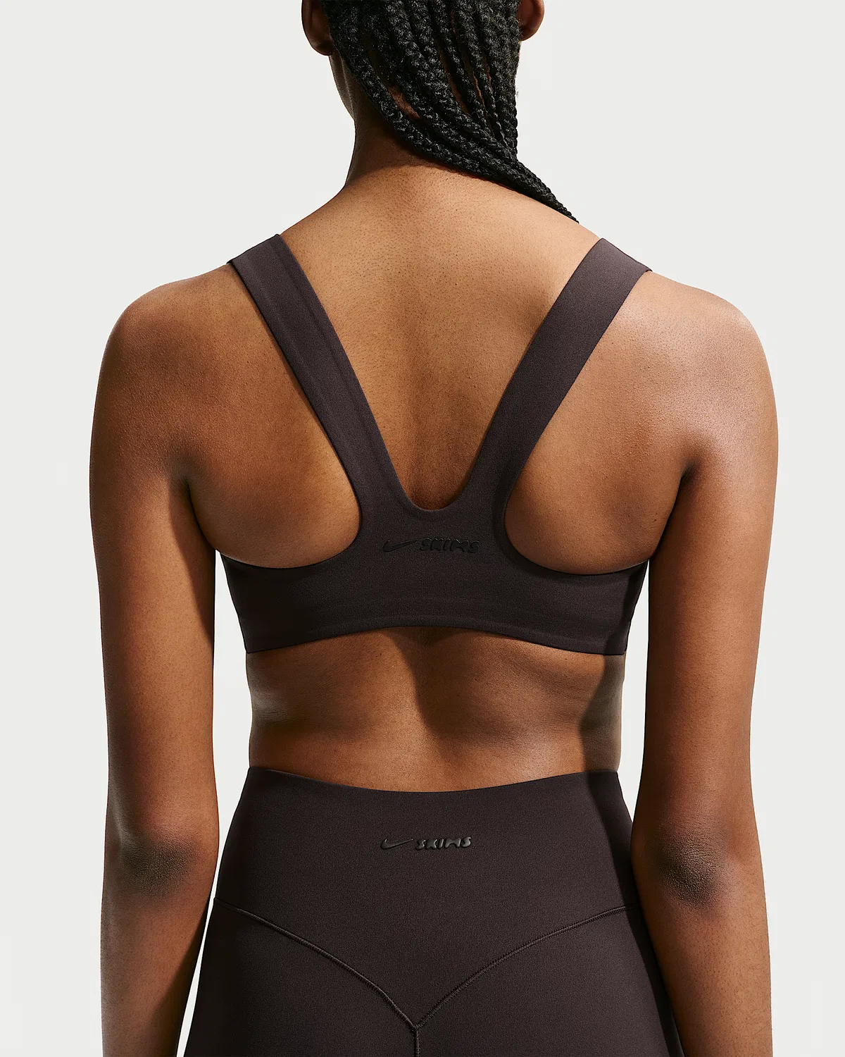 Женский бюстгальтер NikeSKIMS Studio Stretch с квадратным вырезом, NSKM Dark Roast/NSKM Dark Roast — фото 2