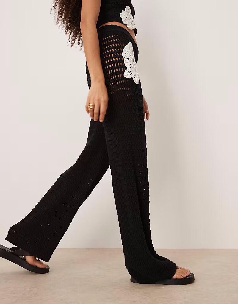 

Широкие брюки ASOS DESIGN, связанные крючком, с цветочной нашивкой в монохромном исполнении