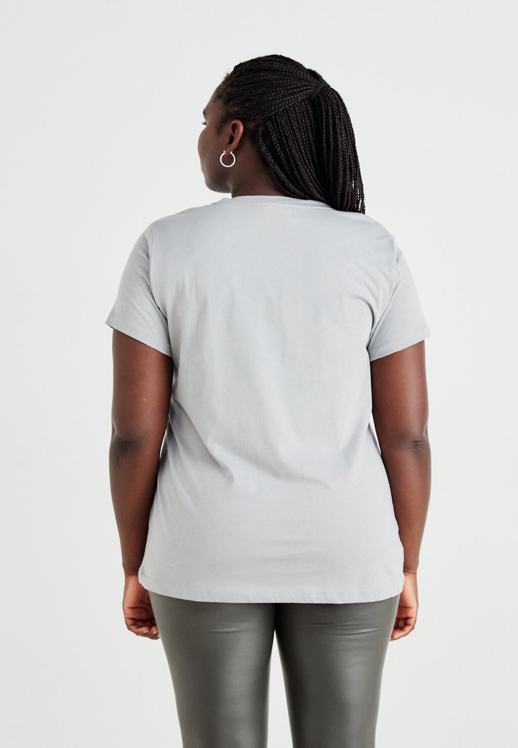 

Футболка с принтом CARAINGELA LIFE TEE ONLY Carmakoma, светло-серый