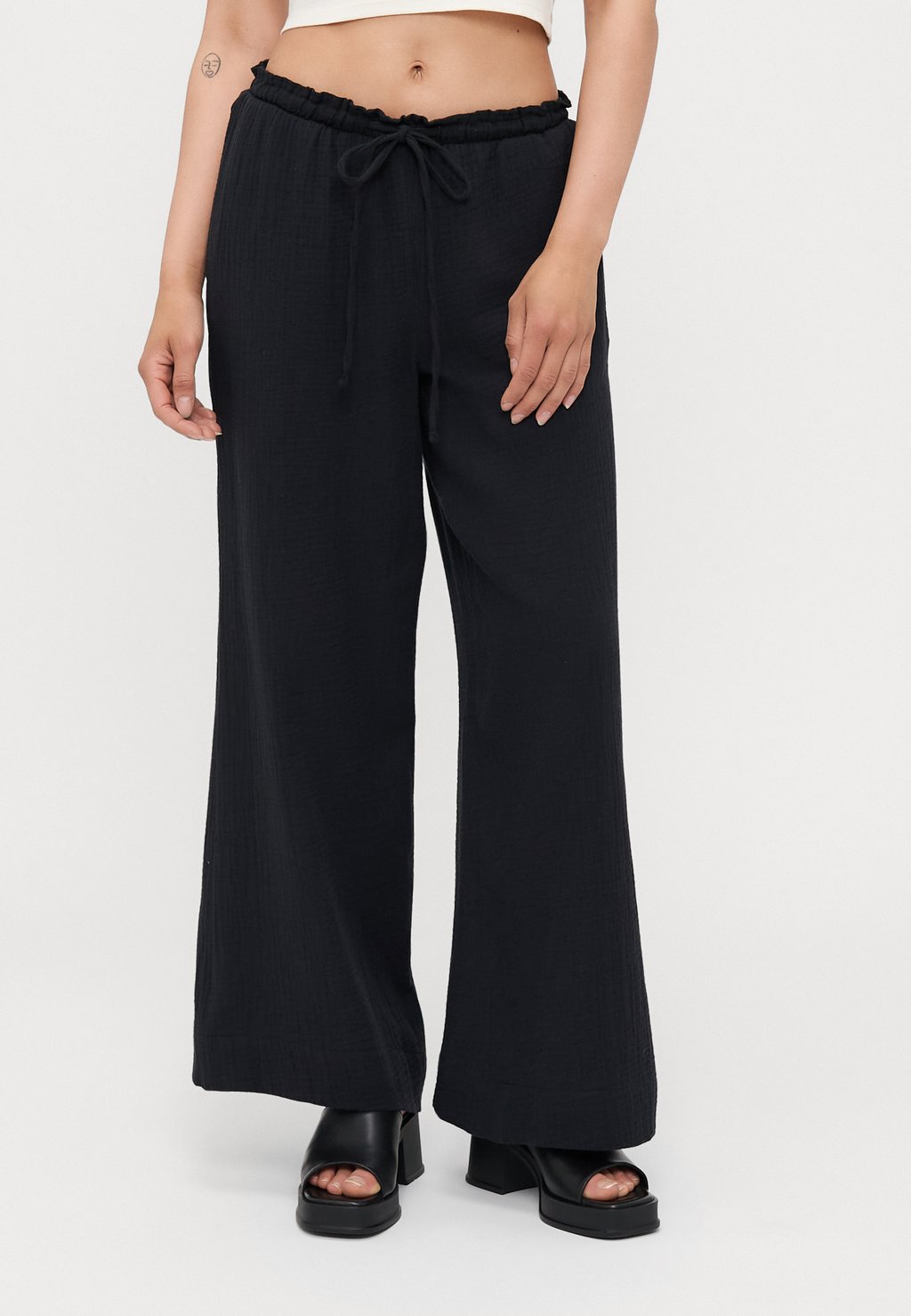 

Брюки TROUSERS Gina Tricot Petite, черный