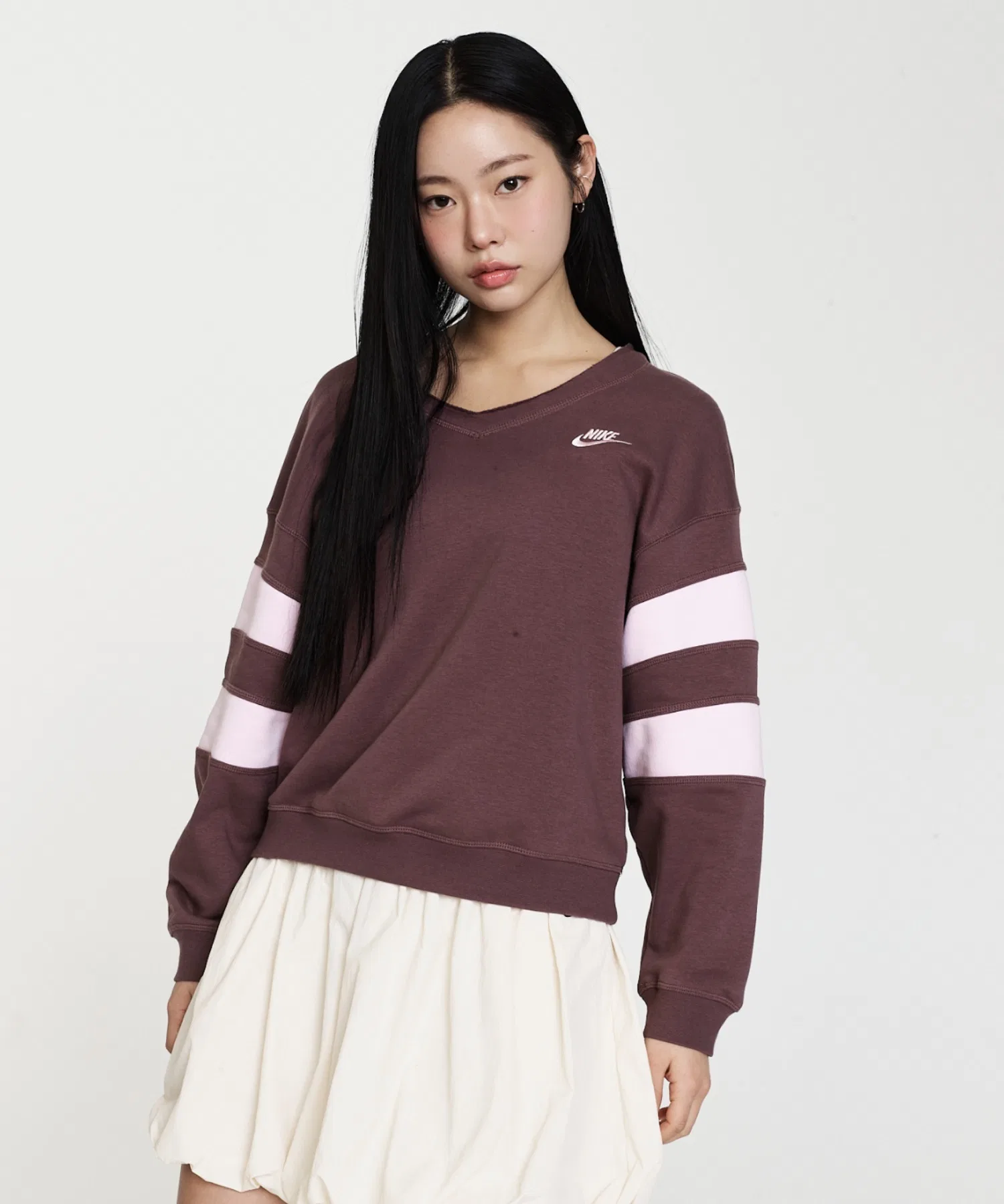 Женская флисовая толстовка Nike Sportswear Club с V-образным вырезом, модель IQ0085-503, с рисунком татуировки.