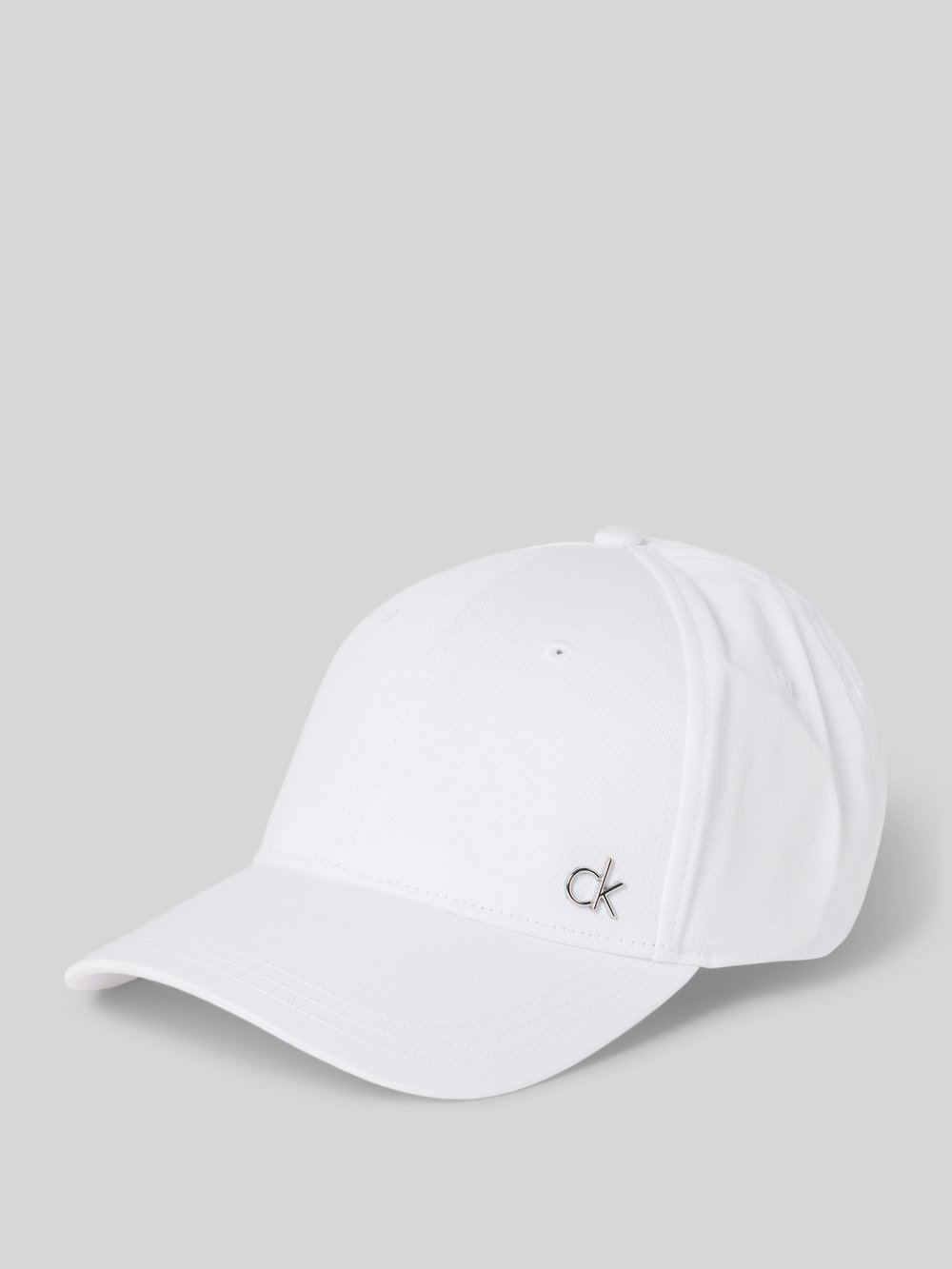 

Бейсболка с этикеткой CK Calvin Klein, белый