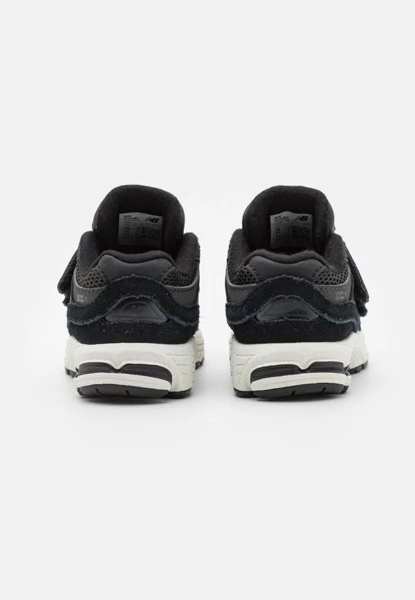 Унисекс кроссовки для ходьбы 2002 года New Balance, Black — фото 3