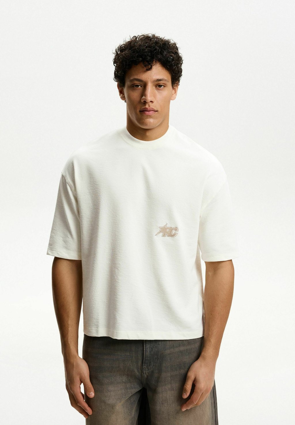 

Футболка с принтом TEXTURED SHORT SLEEVE BOXY FIT WITH EMBROIDERY Bershka, белый
