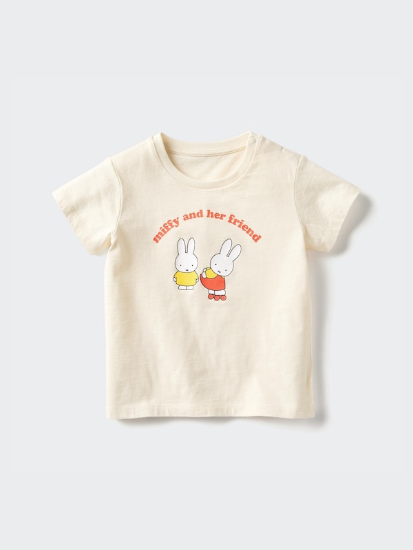 

Коллекция иллюстрированных книг и графическая футболка Uniqlo, белый