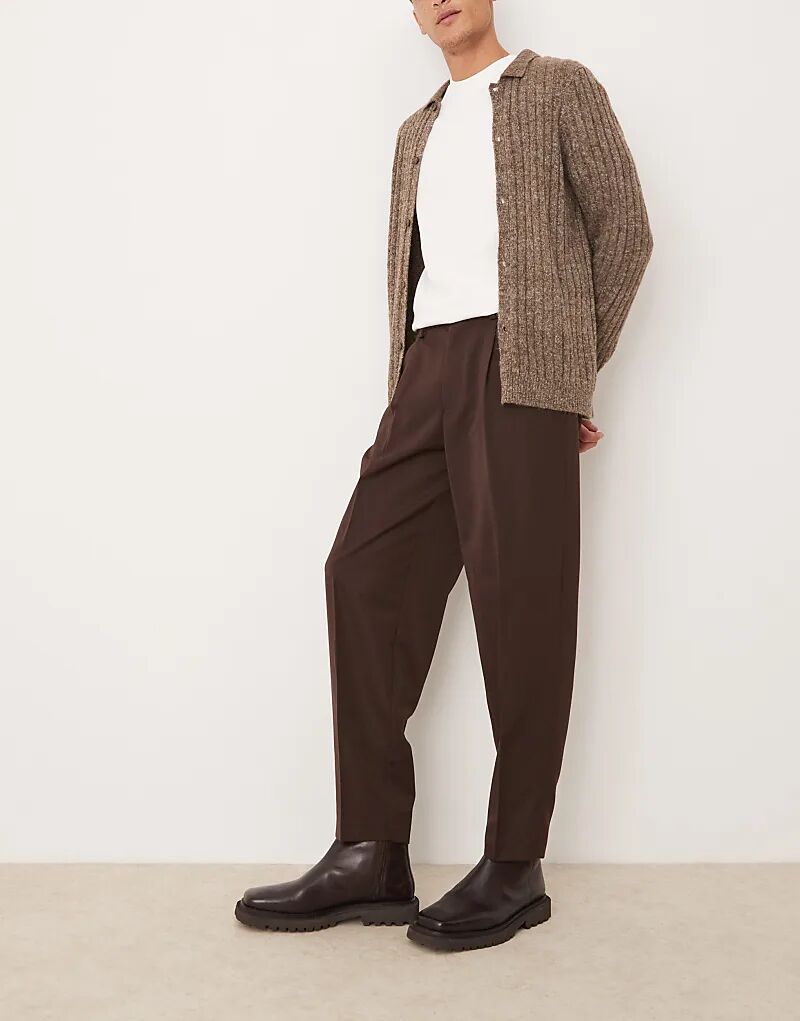 

Элегантные зауженные брюки свободного кроя со складкой спереди коричневого цвета ASOS DESIGN