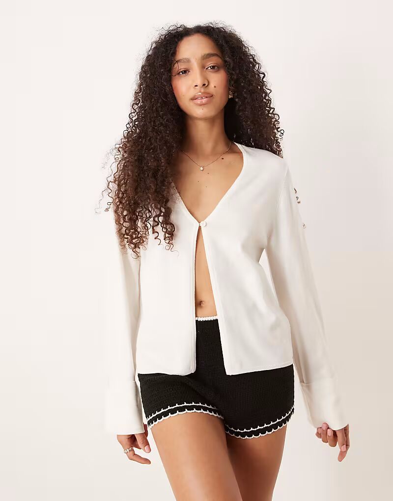 

Вязаный кардиган Gina Tricot с отложным рукавом и одной пуговицей кремового цвета