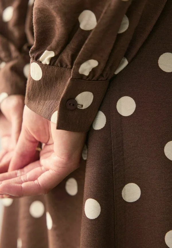 Длинное платье-макси с длинными рукавами, облегающего кроя. Next, Chocolate Brown Ecru Polka Dot — фото 4