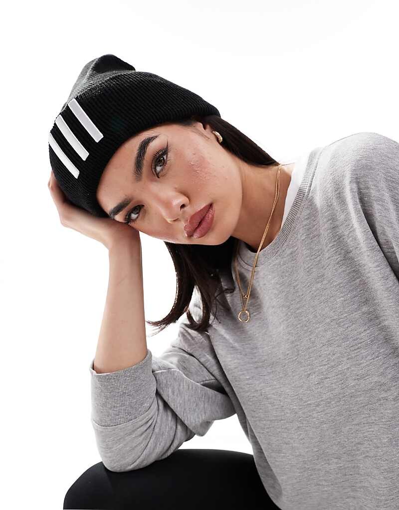 

Черная шапка с 3 полосками adidas Training