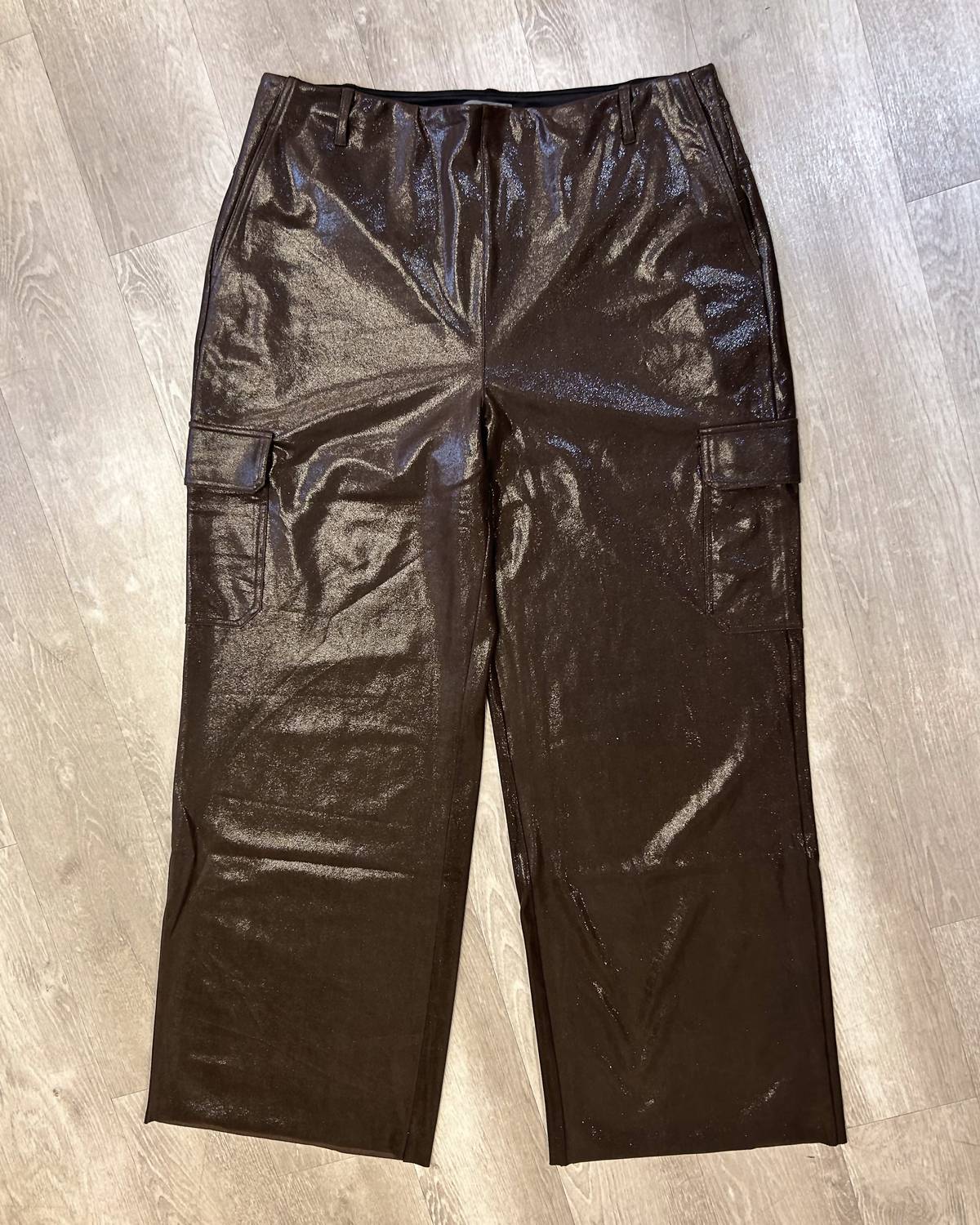 

Женские брюки Callie Patent Foil Vegan Suede коричневого цвета Lysse