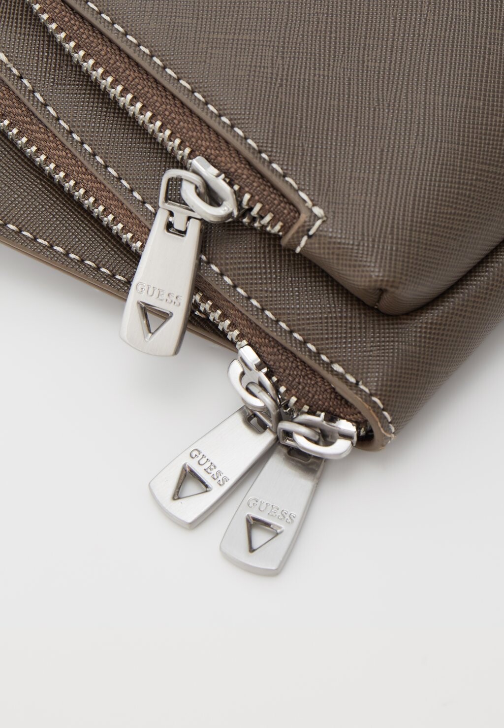 

Сумка через плечо SIENA FLAT BUMBAG ZIP AROUND Guess, бежевый