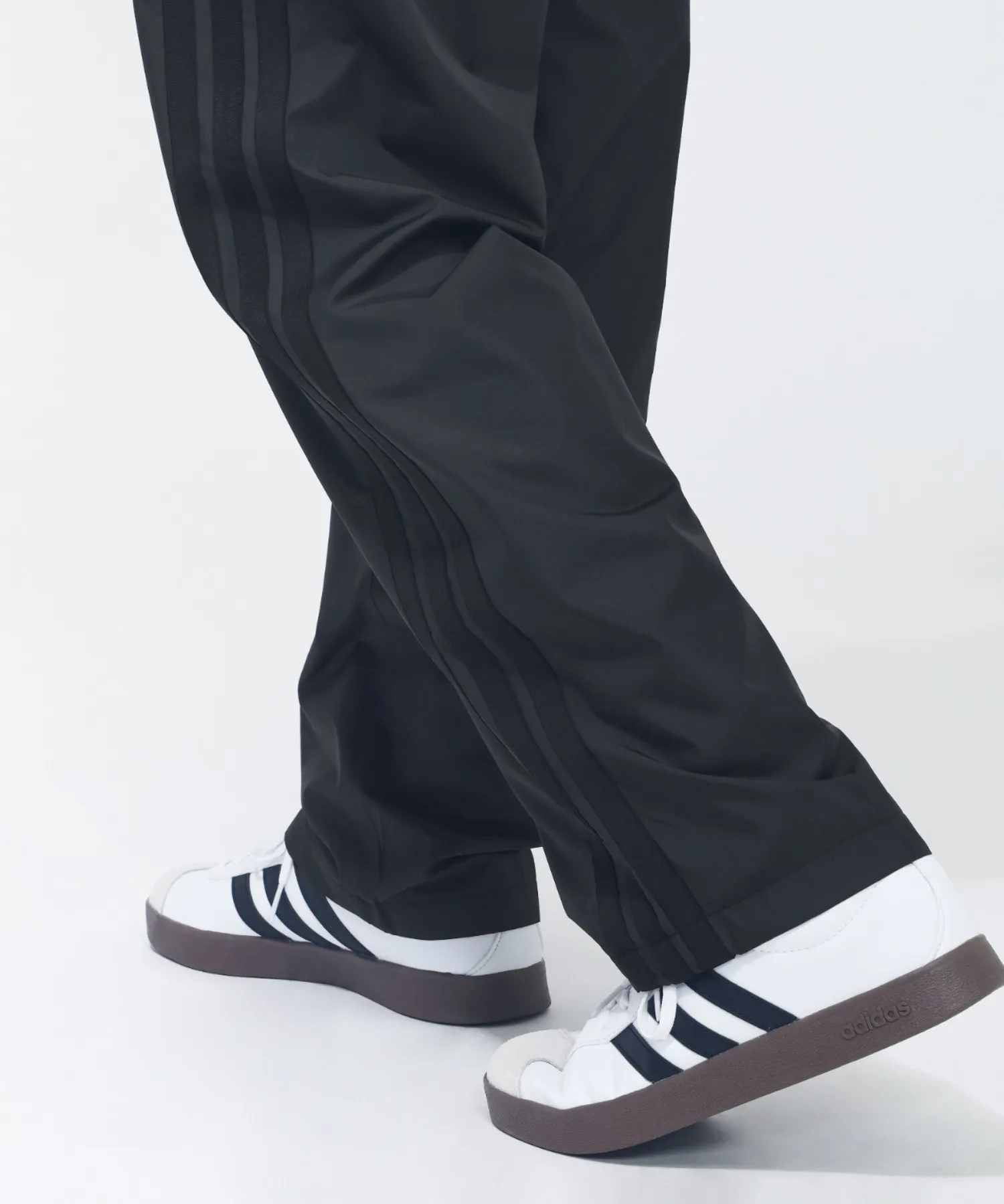 Женские ветрозащитные брюки свободного кроя Three Stripes adidas синие — фото 4