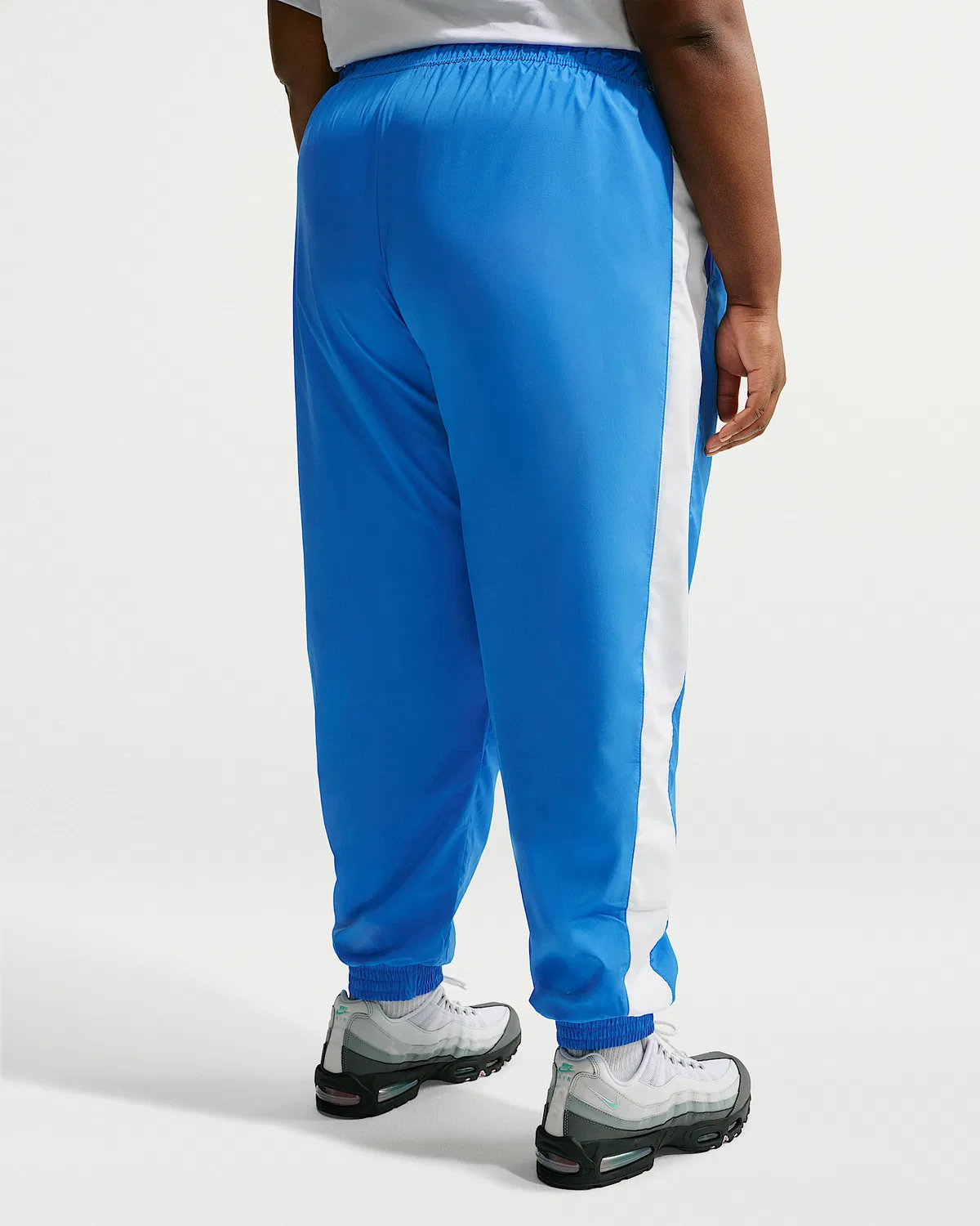 Женские свободные джоггеры Nike Sportswear Classic Wovens со средней посадкой и защитой от УФ-лучей (плюс сайз), Light Photo Blue/White/Sail — фото 3