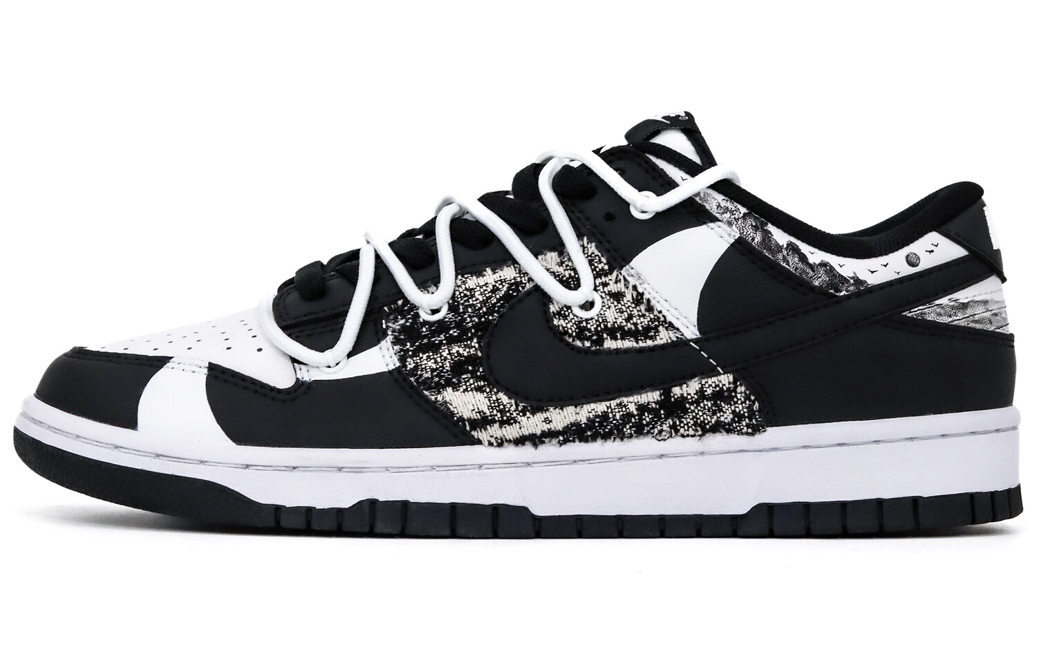 

Кроссовки с потертостями Nike Dunk, черный/белый