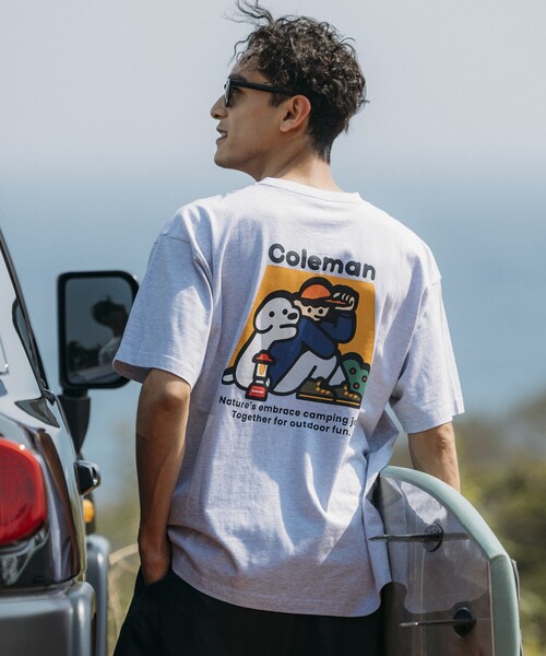 

Футболка с принтом на спине, круглым вырезом, коротким рукавом Coleman x Matsui x FREAK'S STORE, светло-серый