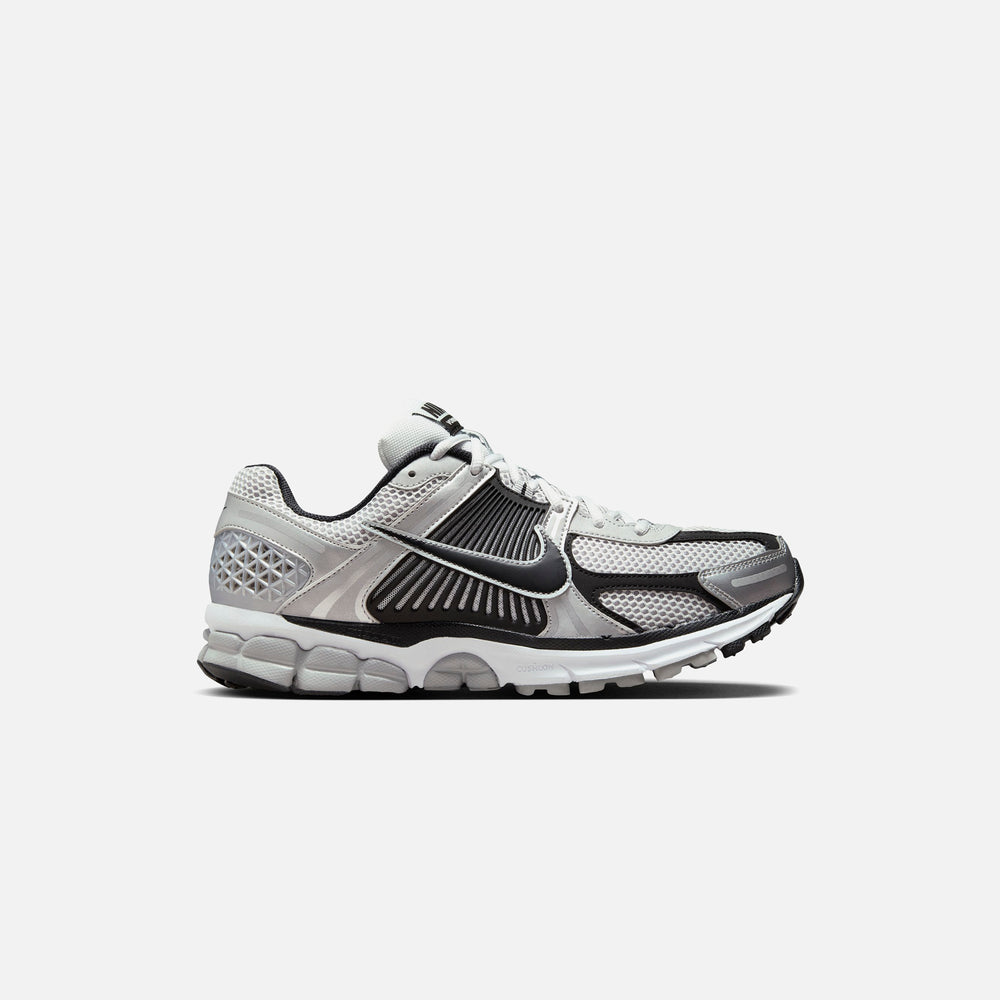 

Кроссовки Nike Zoom Vomero 5, цвет Metallic Silver/Black/Pure Platinum