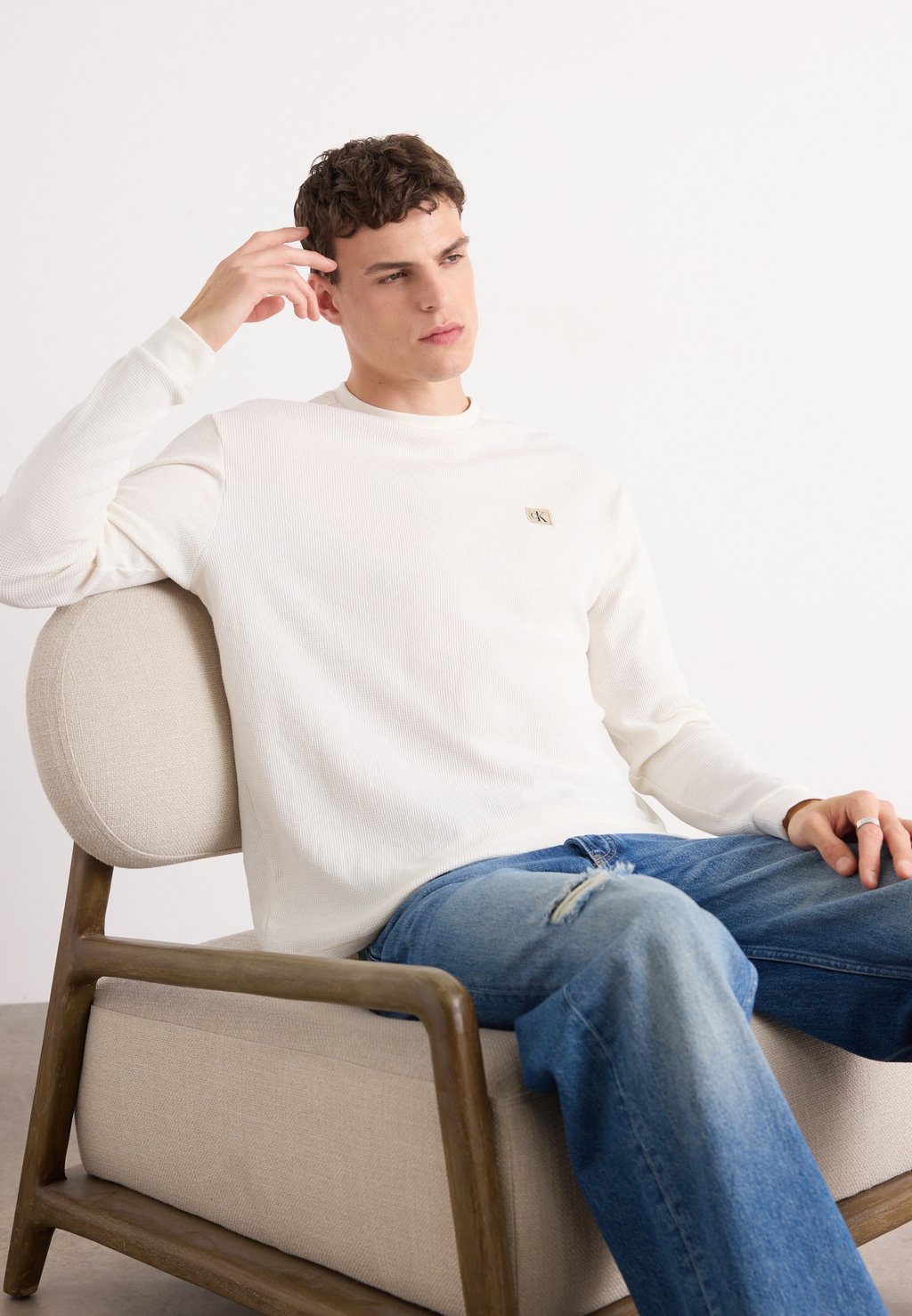 

Лонгслив BADGE Calvin Klein Jeans, кремовый