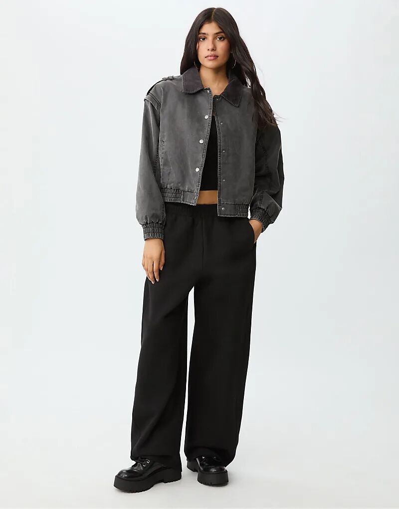 

Укороченная куртка Stradivarius с эффектом потертости черного цвета