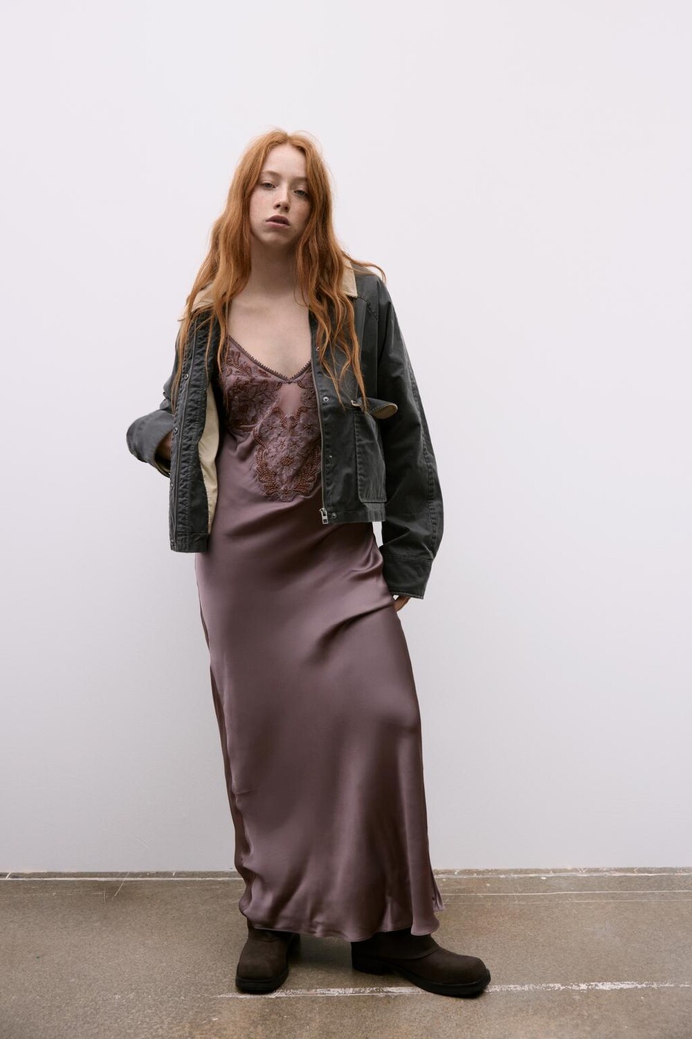 

Контрастное вышитое платье с бисером ZARA, цвет aubergine
