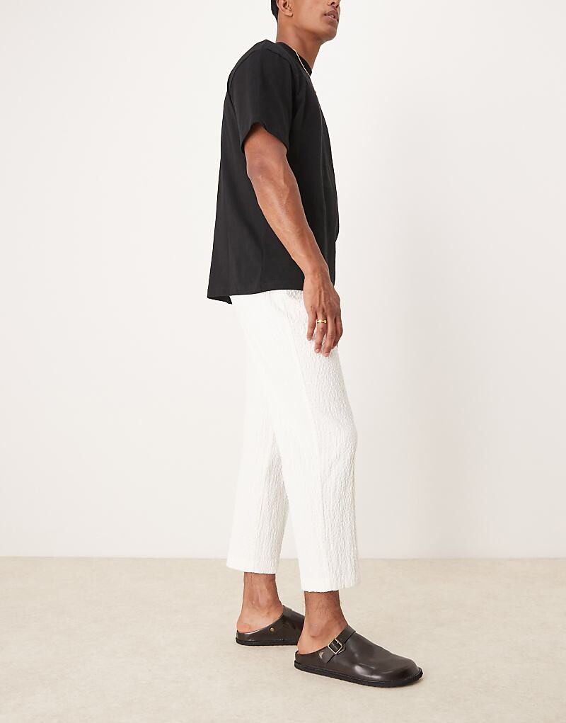 

ASOS DESIGN – белые элегантные брюки на коротких штанинах из жатого бархата