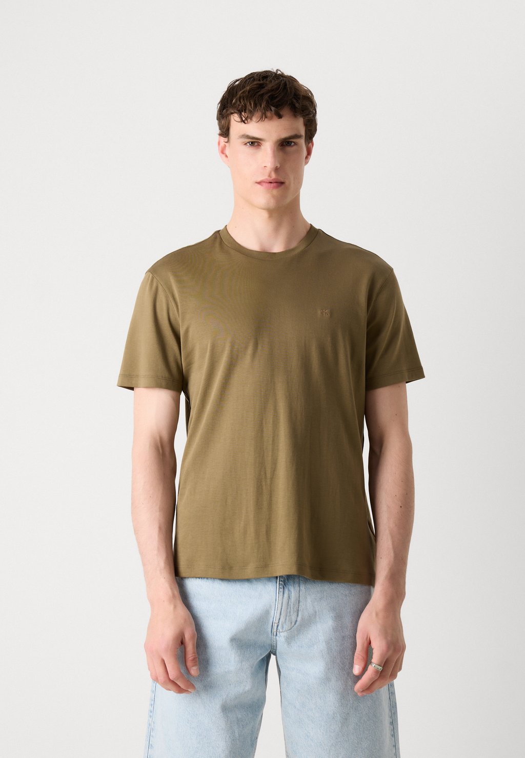 Базовая футболка CREWNECK TEE Calvin Klein, хаки — фото 3