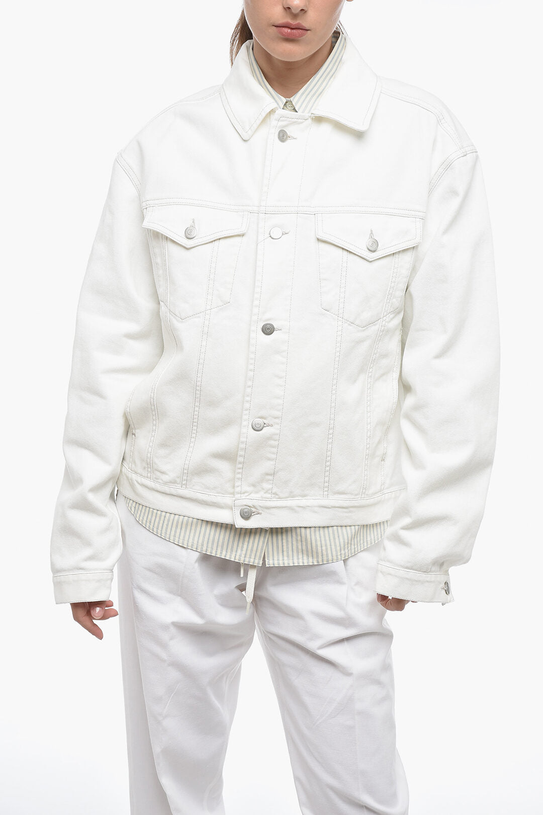 

Джинсовая куртка Maison Margiela MM1 с практичными нагрудными карманами, белый