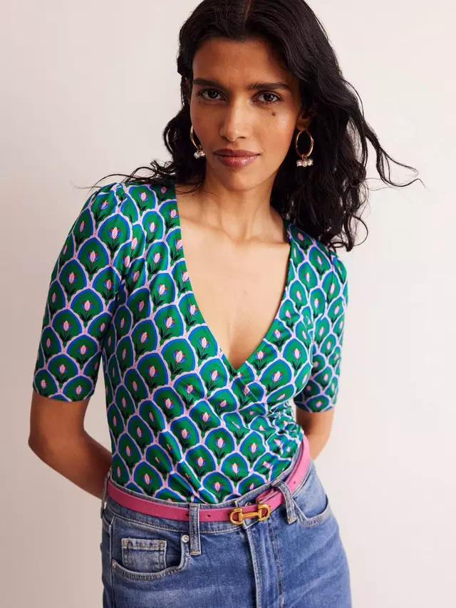

Топ Boden Geometric Wrap Front Jersey, цвет green/multi