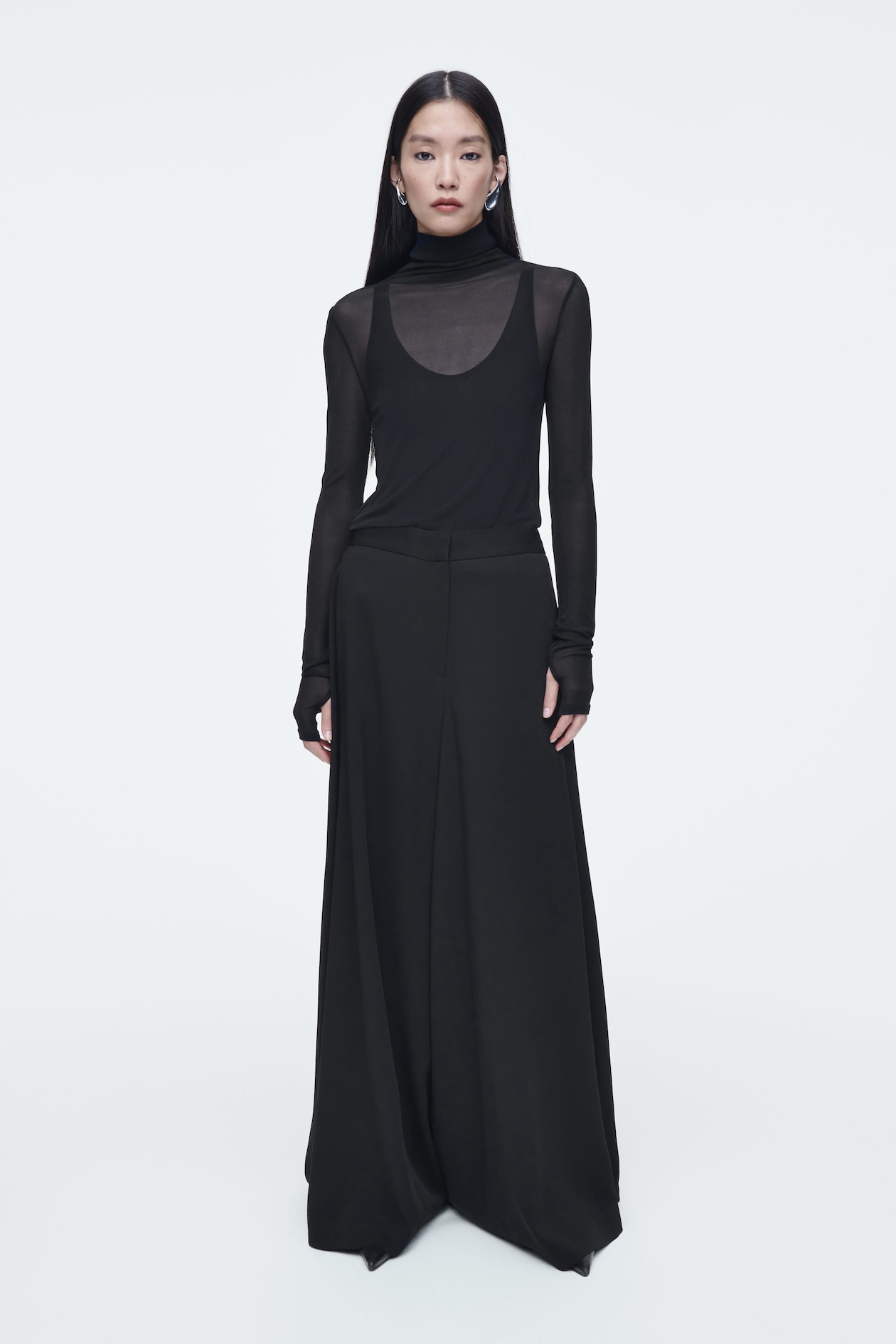 

Струящиеся широкие брюки COS, черный