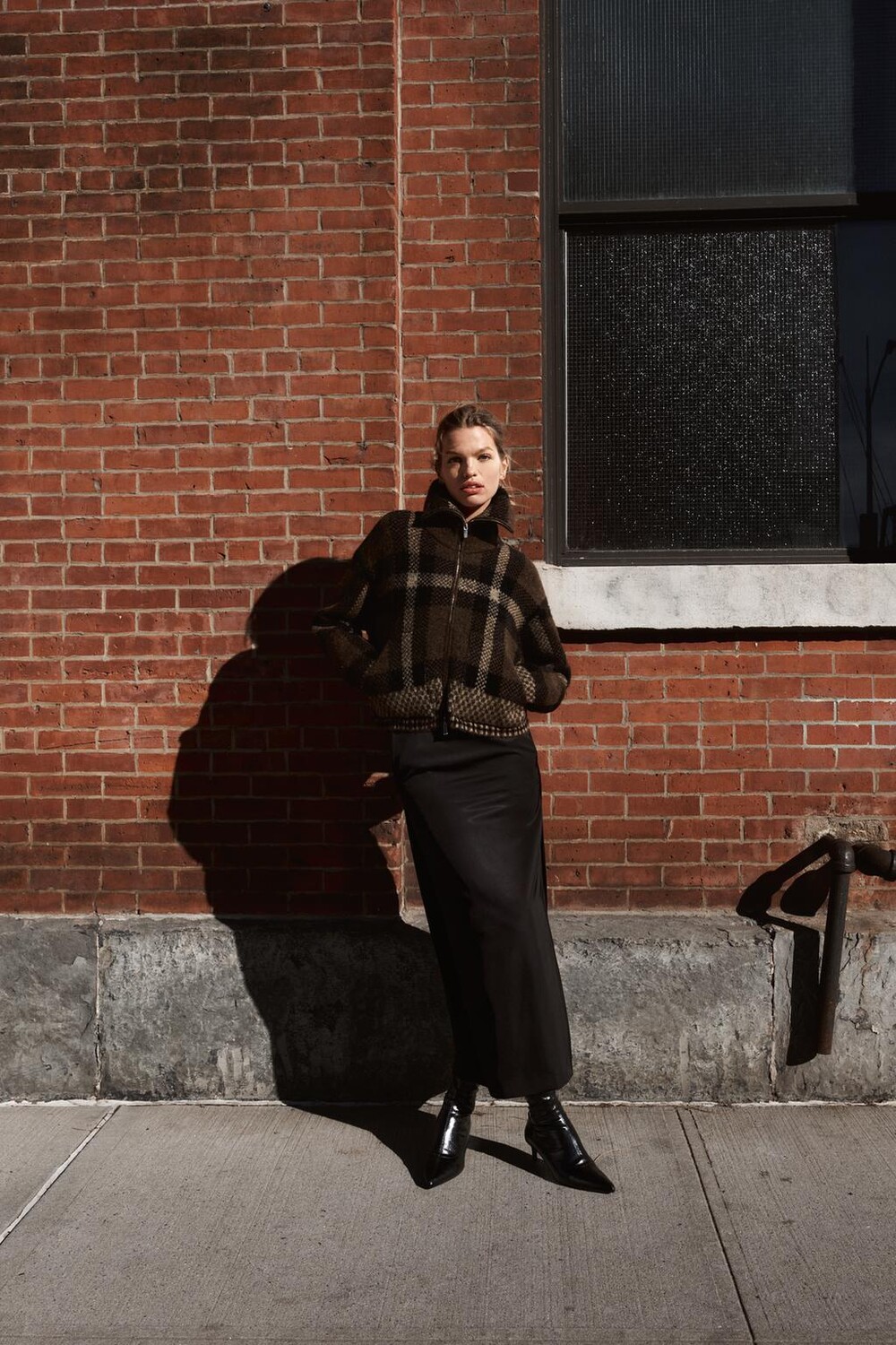 

Клетчатая трикотажная куртка-бомбер ZARA, коричневый/экрю