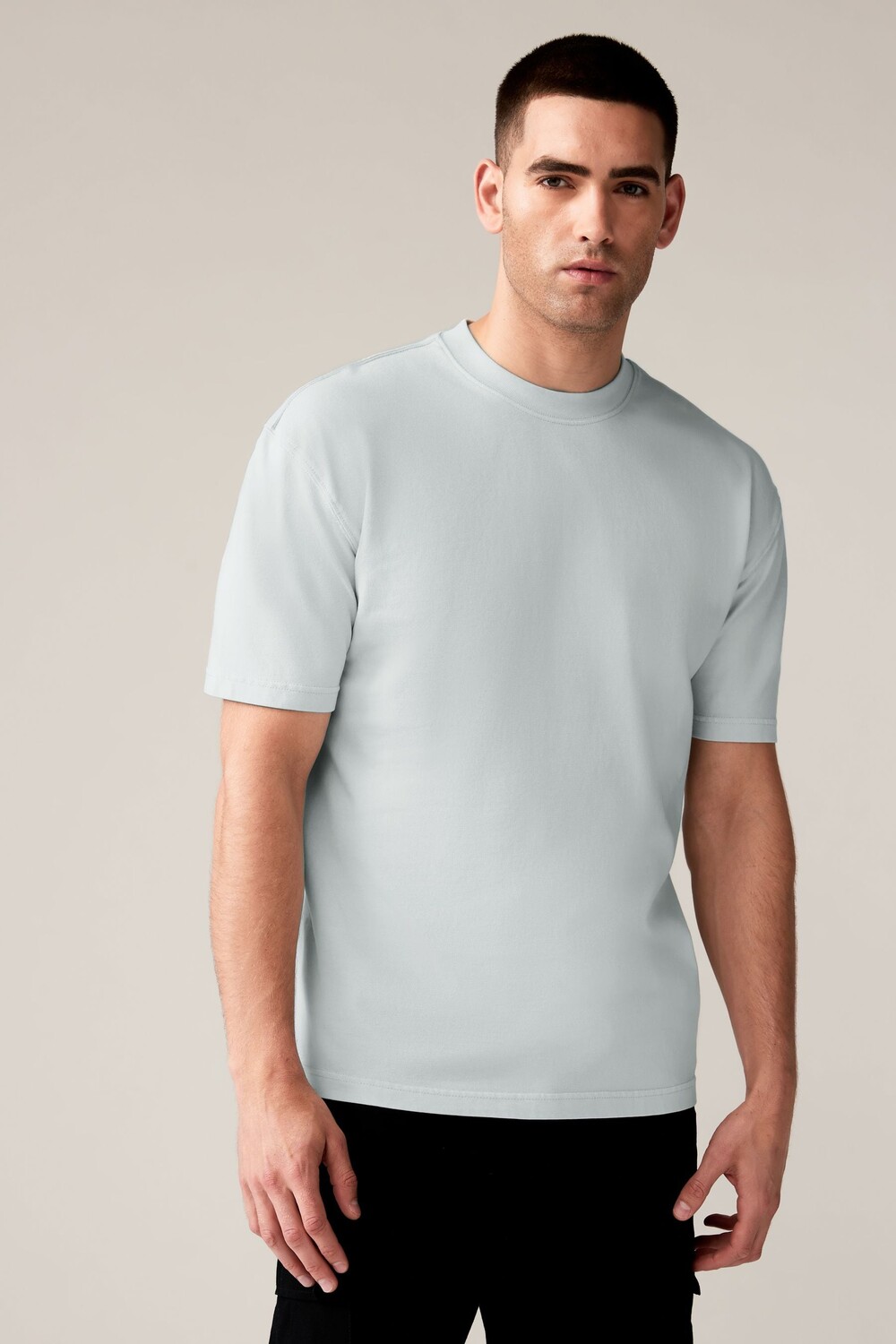 

Футболка из плотного 100% хлопка, окрашенная в технике Garment Dyed Next, серый