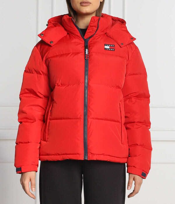 

Пуховик женский Tommy Jeans короткий с капюшоном, красный
