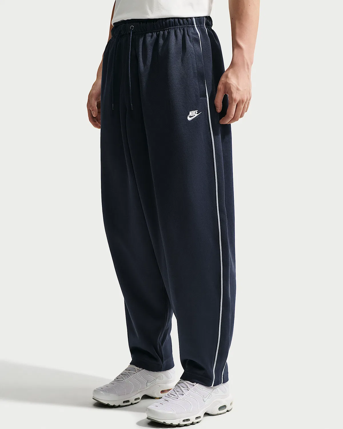 Мужские свободные трикотажные спортивные штаны Nike Sportswear Club, Obsidian/White/White — фото 2