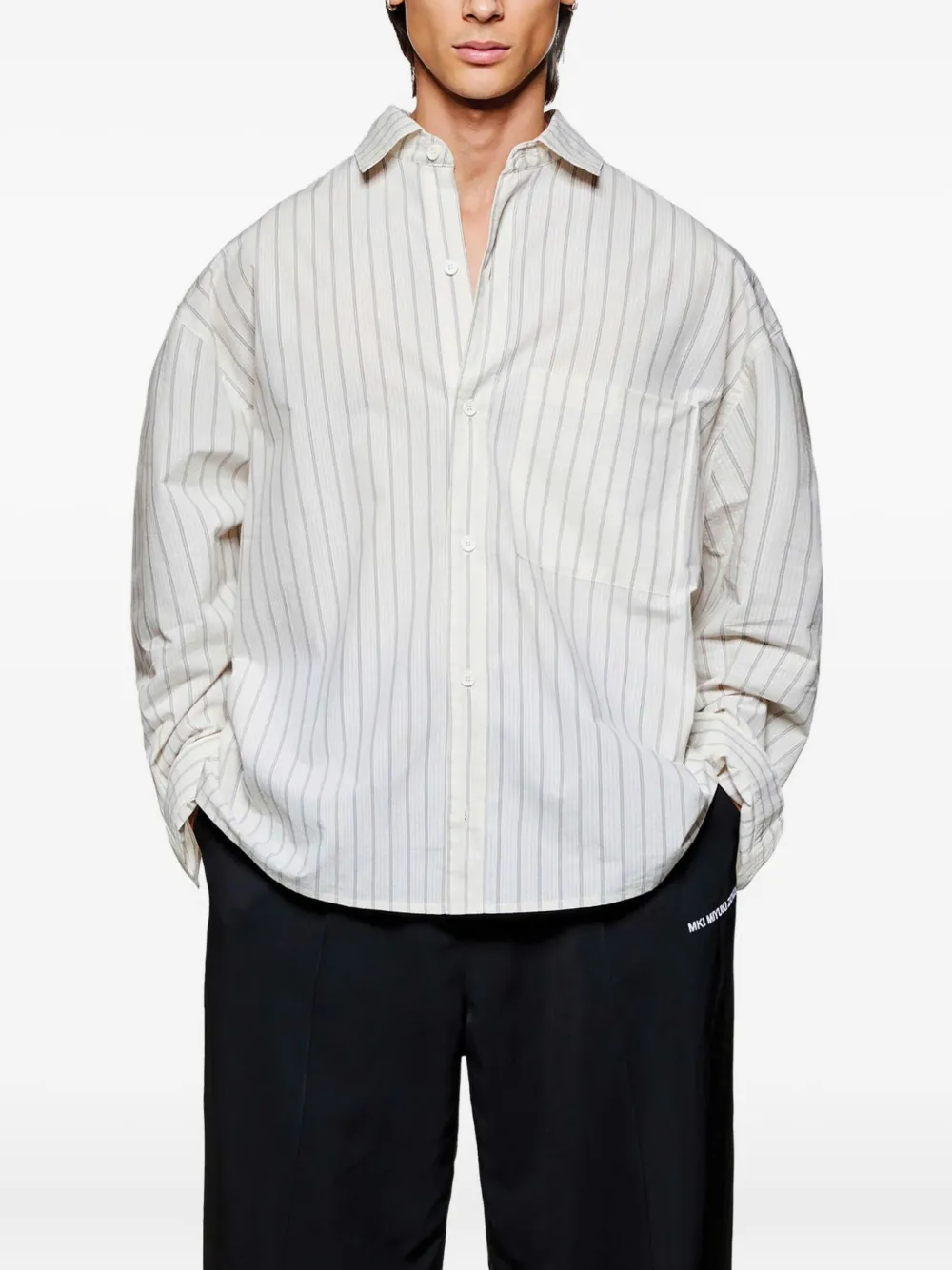 

Полосатая рубашка с нагрудным карманом MKI Miyuki Zoku, белый