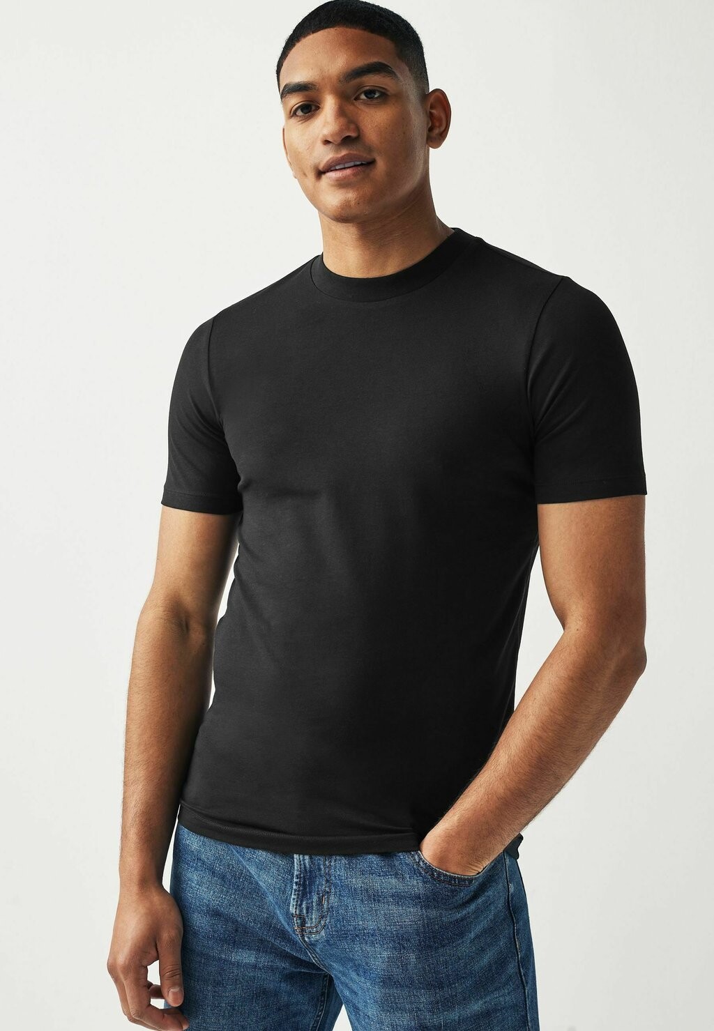

Базовая футболка MUSCLE FIT ESSENTIAL CREW NECK Next, цвет black