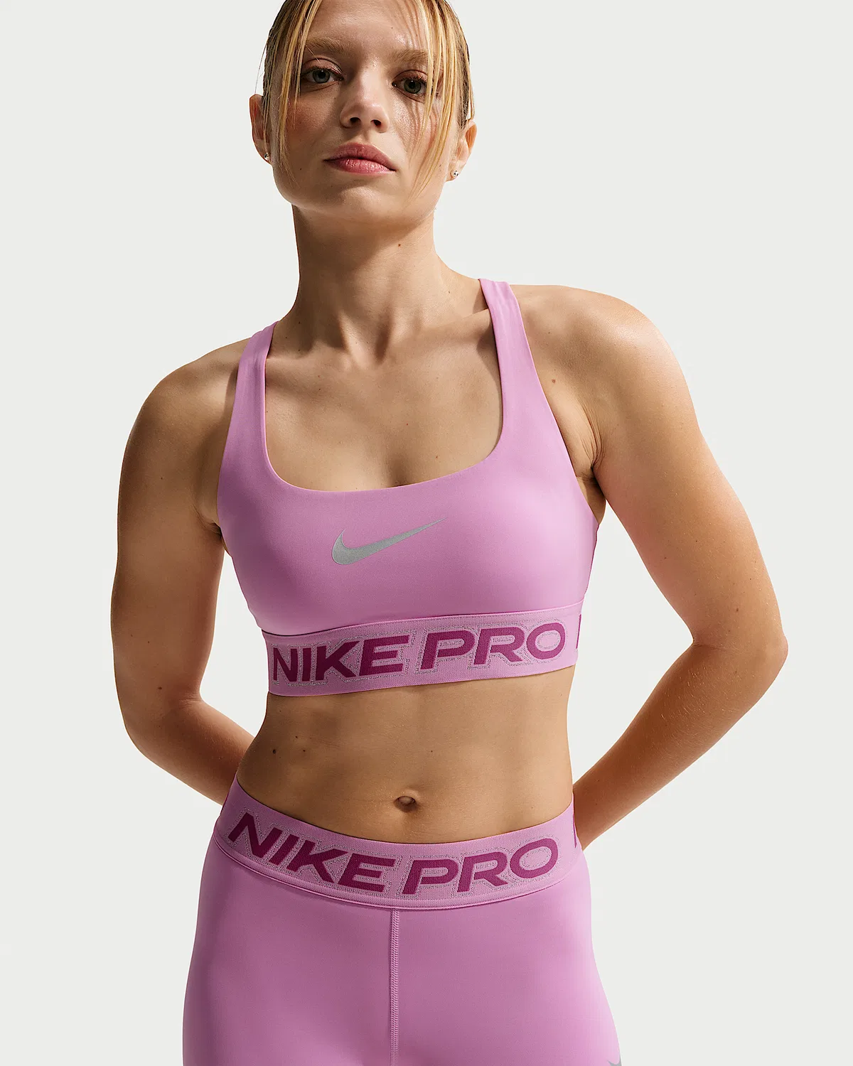 Женский спортивный бюстгальтер Nike Pro с легкой поддержкой без поролона, Light Magenta/Hot Fuchsia/Metallic Silver
