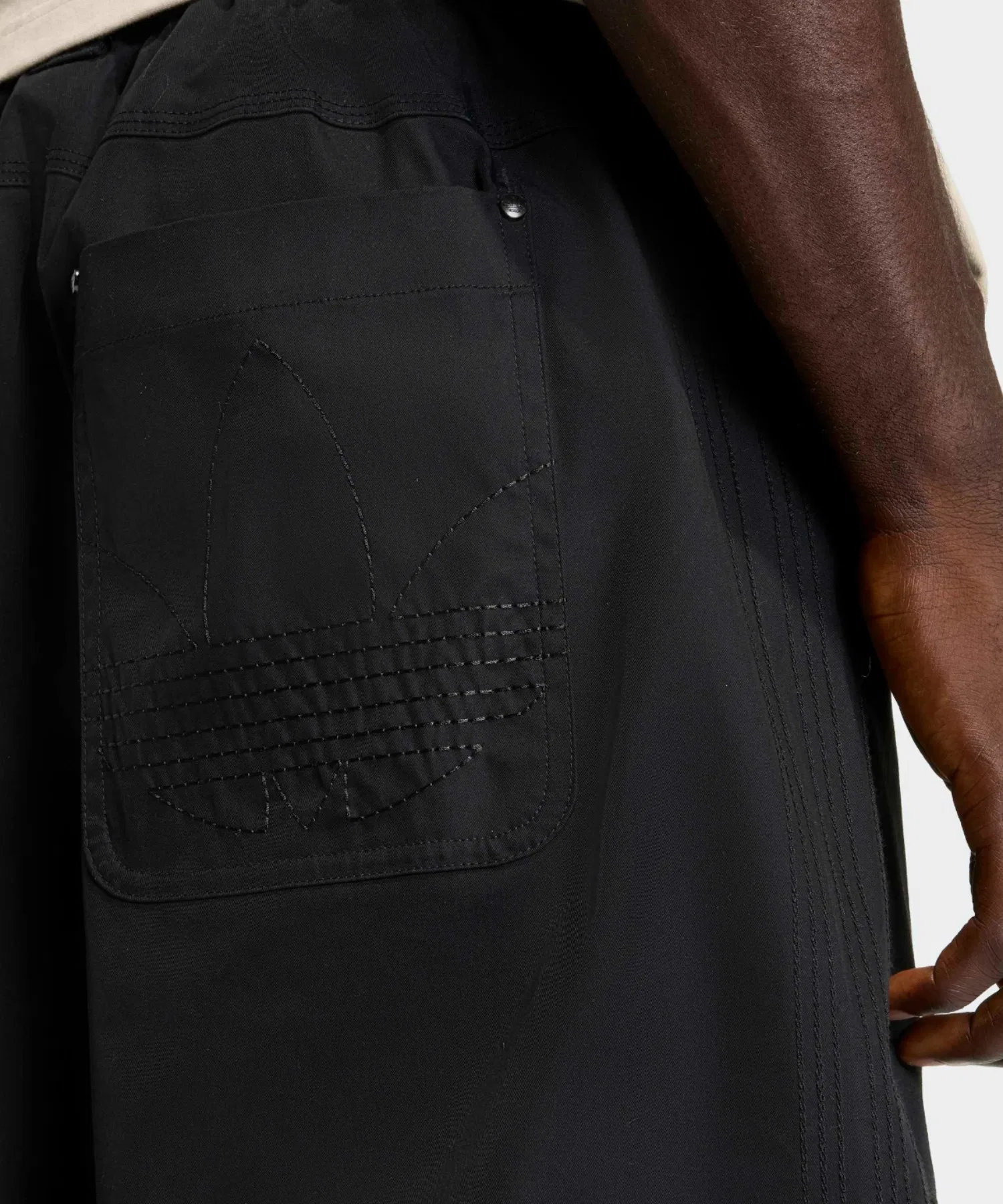 Брюки adidas ORI PREMIUM ESSENTIALS WIDE PANTS с логотипом Trefoil и твиловой отделкой, весна/лето 2026 — фото 3