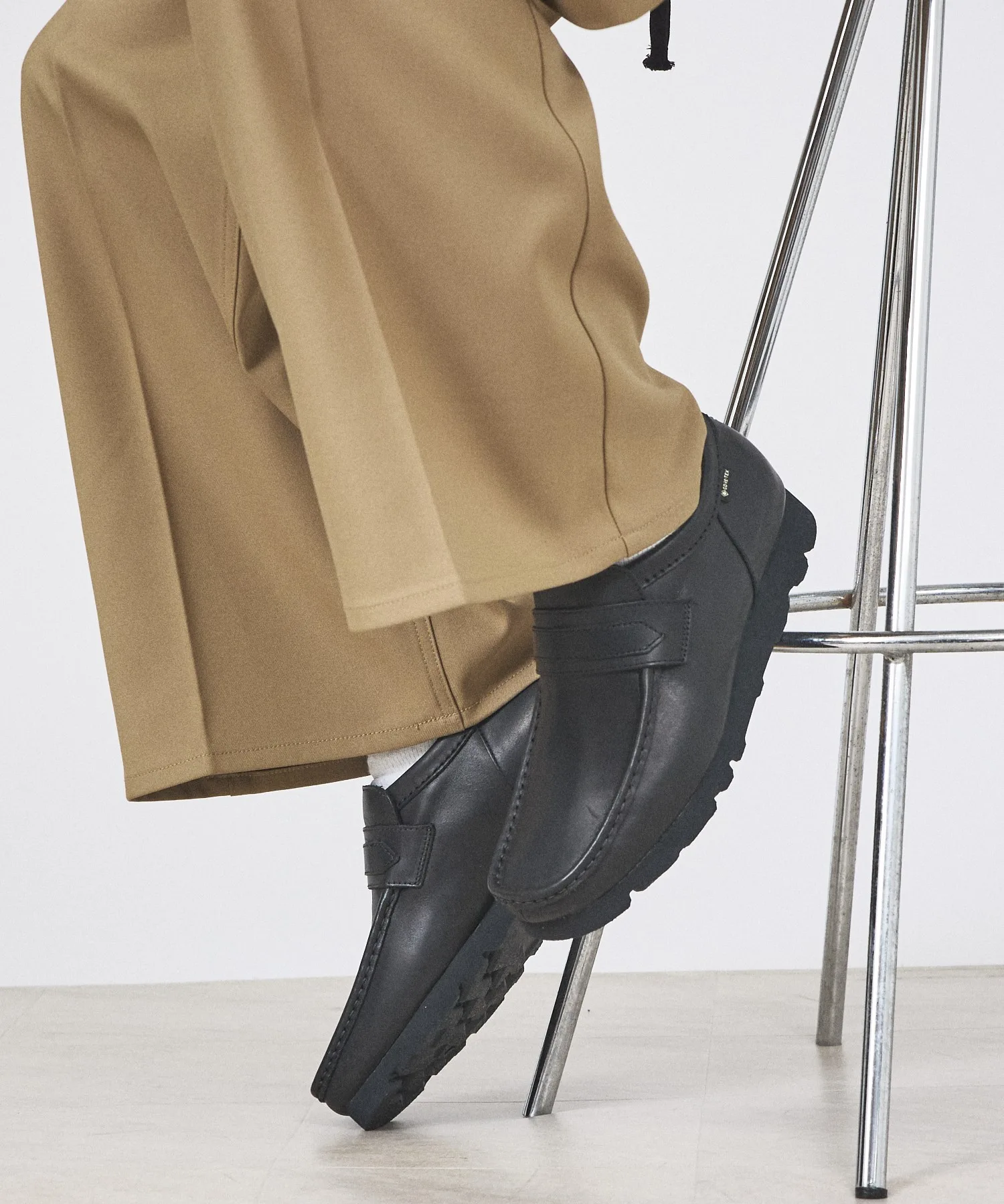 Унисекс кожаные лоферы Clarks Wallabee Loafer GTX чёрные