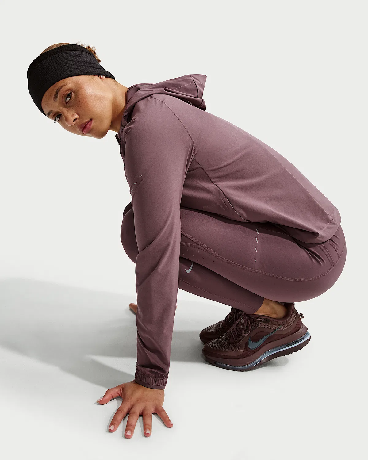 Женская ветрозащитная куртка для бега Nike Swift, Tattoo — фото 3
