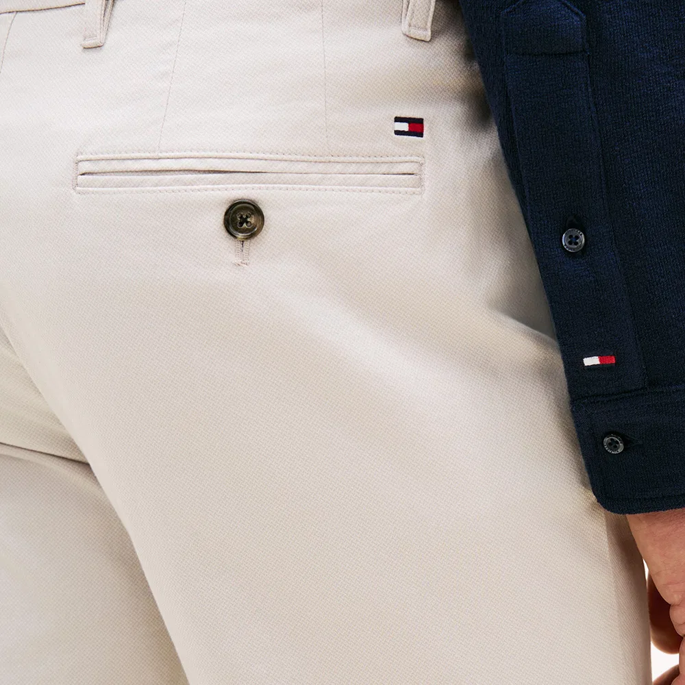Мужские белые брюки чинос Denton Printed Structure от Tommy Hilfiger — фото 4