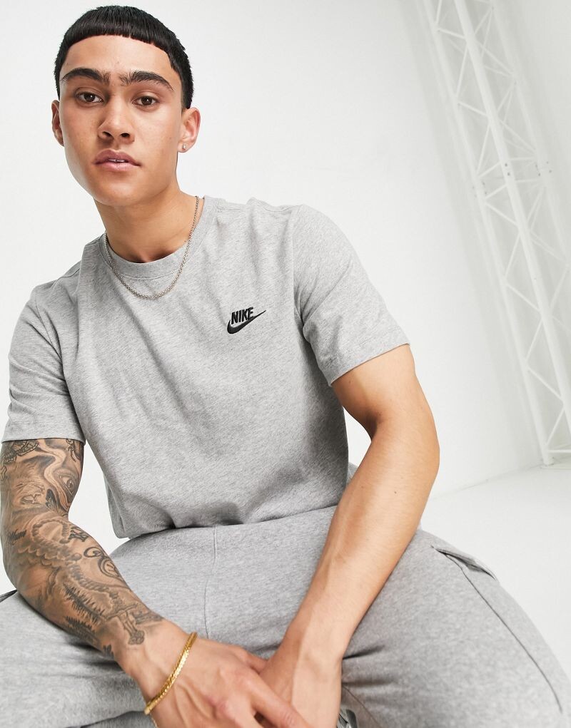 

Серая футболка Nike Club