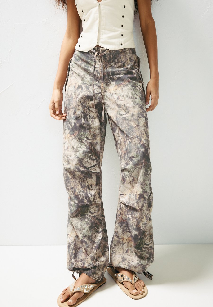 

Брюки PULL&BEAR LEAF PARACHUTE, Brown