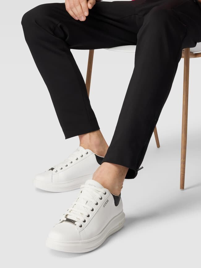 

Кроссовки с принтом этикетки модель VIBO Guess, белый
