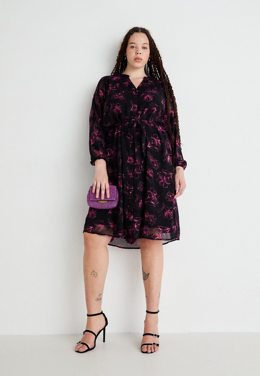 

Дневное платье CARMELENA V NECK MIDI DRESS ONLY Carmakoma, цвет Berry
