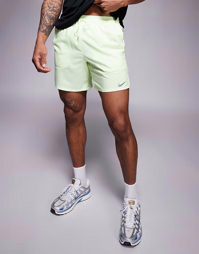 

Шорты Nike Running Stride Dri-FIT 7 дюймов цвета лайм