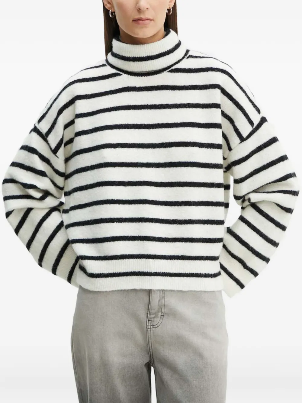 

Полосатый свитер с воротником-гольф Gestuz, белый