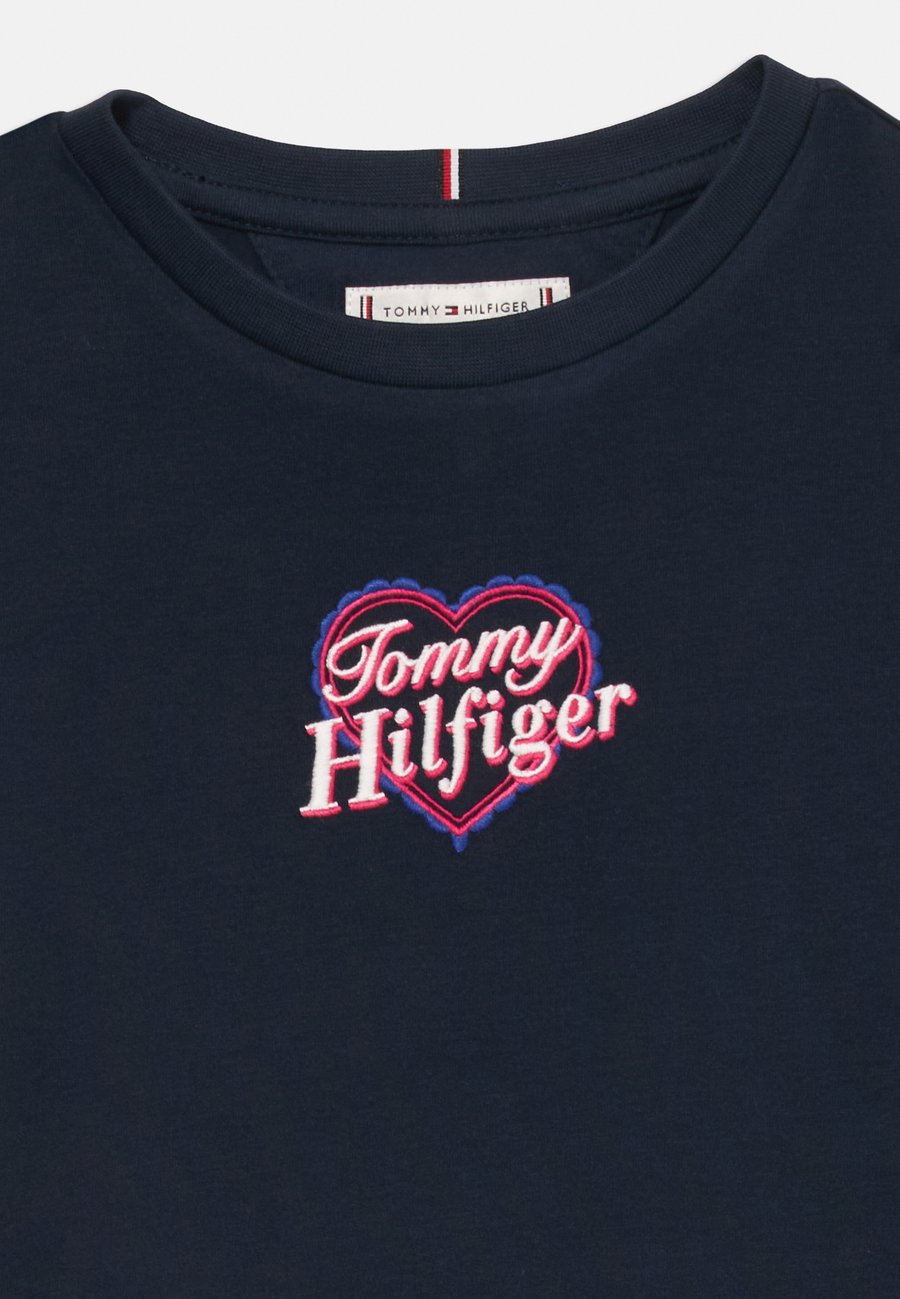 Футболка Tommy Hilfiger HEART EMBROIDERY LOGO JERSEY T-SHIRT, Dark Night Navy/Dark Blue — фото 3