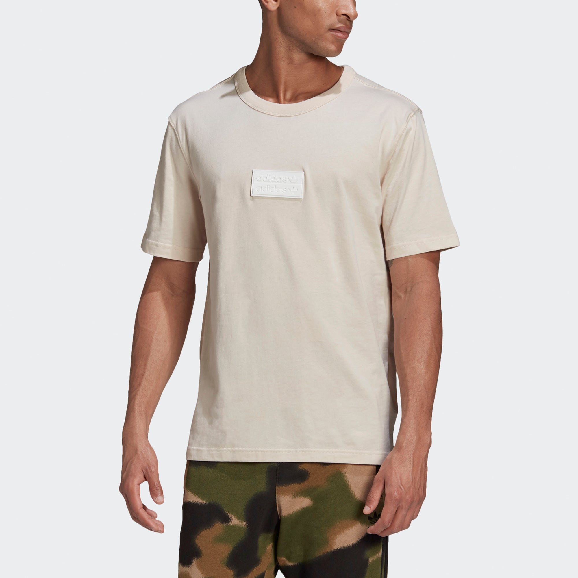Футболка Men's adidas originals Silicon Badge T Logo Sports Short Sleeve Creamy White T-Shirt GN3298, кремовый — фото 2