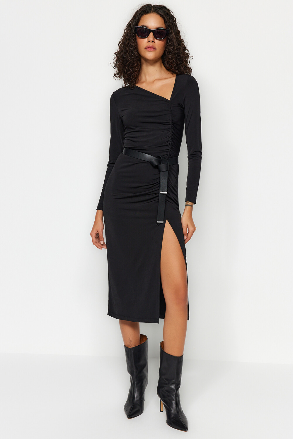 

Черное трикотажное платье миди с асимметричным воротником и разрезом Trendyol, черный