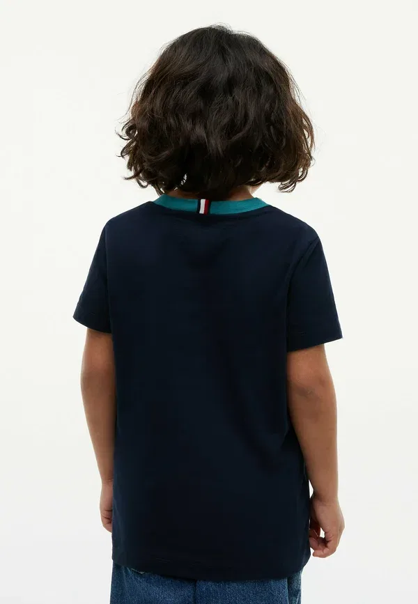 Футболка Tommy Hilfiger Lb tommy crest t-shirt ss print t-shirt, темно-синий — фото 3