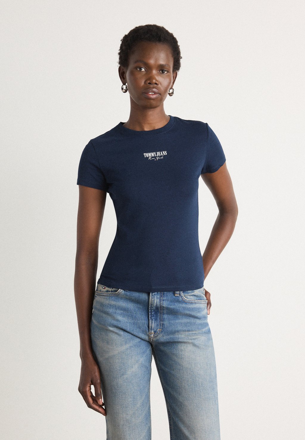 

Базовая футболка SLIM ESSENTIAL LOGO TEE Tommy Jeans, темно-синий